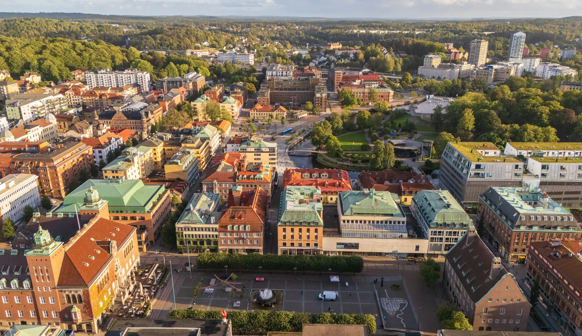 Flygbild över centrala Borås med Stora torget och kvarteren runt omkring